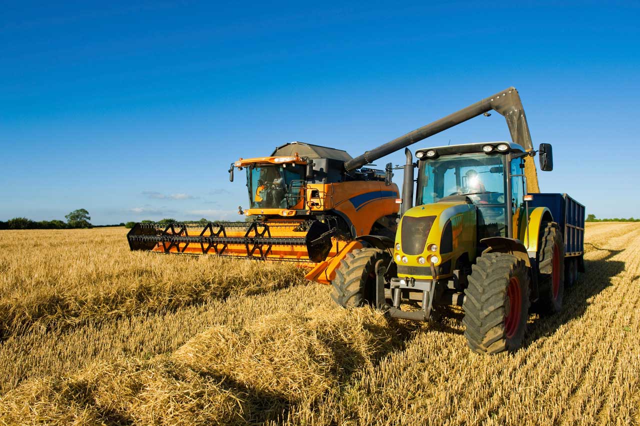 traktor ja kombain põllul tööd tegemas